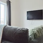 Modern&Light Flat in Vibrant Leith!